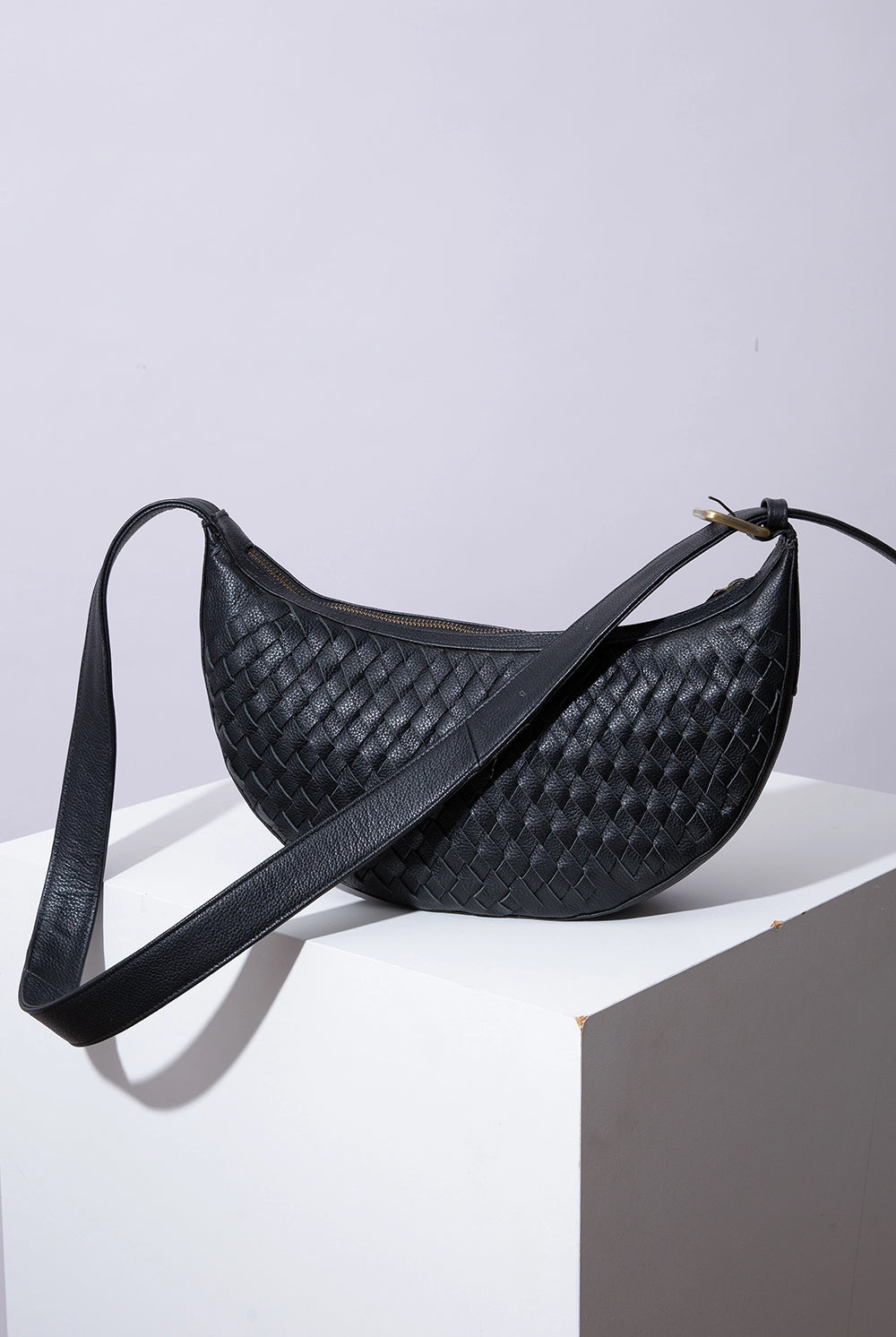 Crescent Sling Woven Leather Noir - HANDBAGS