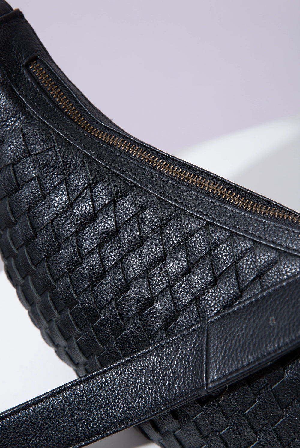 Crescent Sling Woven Leather Noir - HANDBAGS