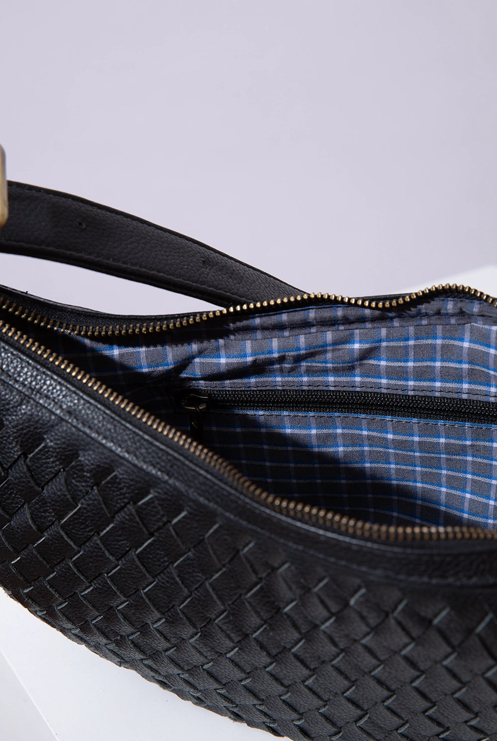 Crescent Sling Woven Leather Noir - HANDBAGS