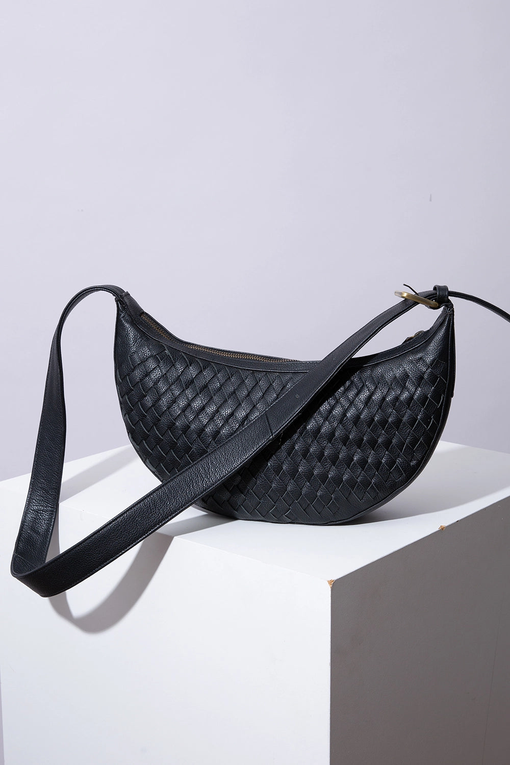 Crescent Sling Woven Leather Noir - HANDBAGS