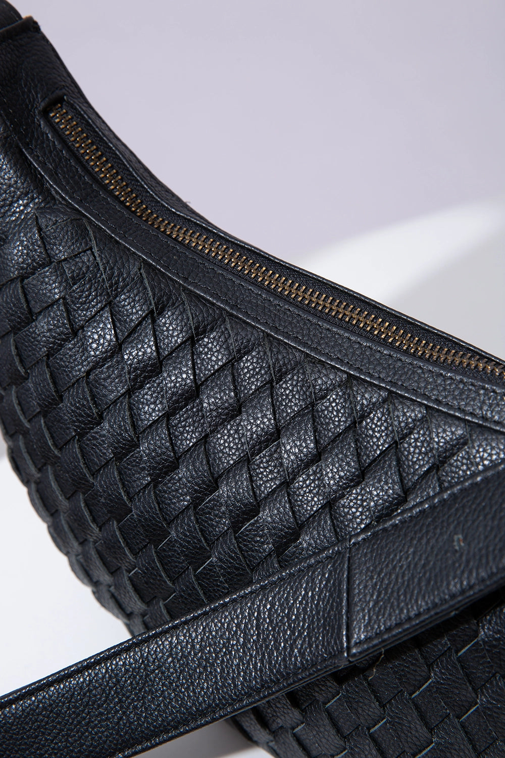 Crescent Sling Woven Leather Noir - HANDBAGS