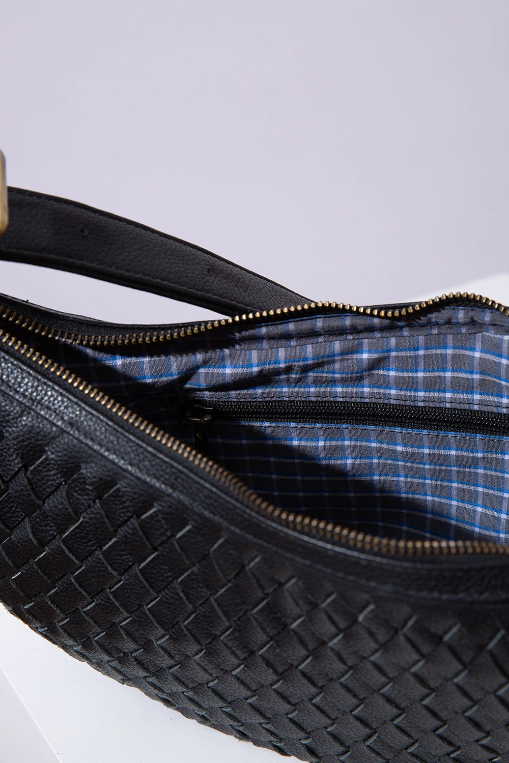 Crescent Sling Woven Leather Noir - HANDBAGS