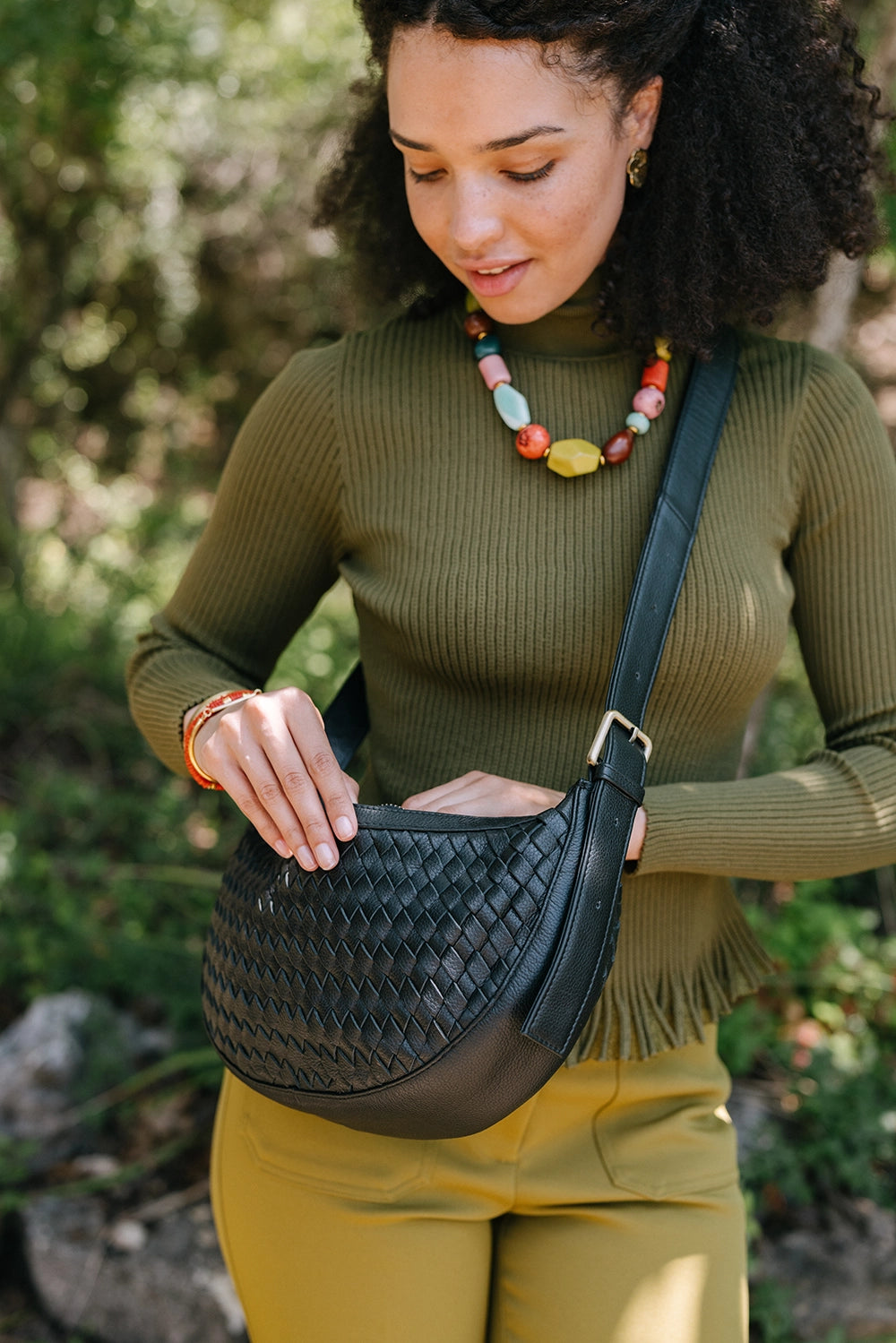 Crescent Sling Woven Leather Noir - HANDBAGS