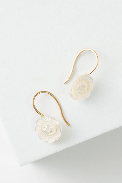 The Petite Bloom Earrings are composed of a gold plated stainless steel ear hook with a small white flower at their base. The flower is composed of shining mother-of-pearl. 