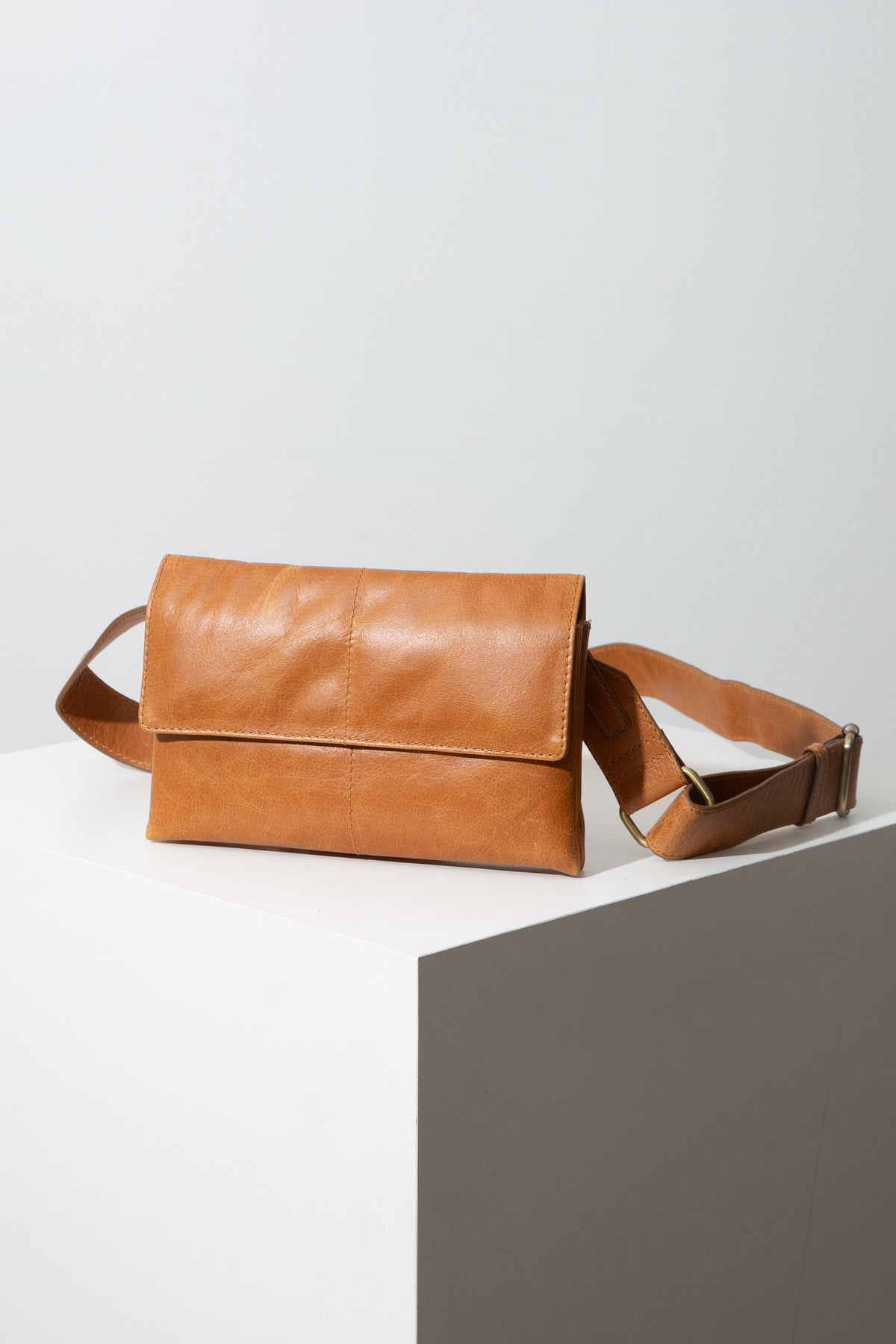 Tan Leather Crossbody Bag Simple shoulder bag – RUITERTASSEN main image 3